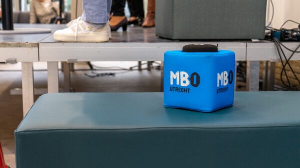 Algemeen beeld werpmicrofoon met logo van MBO Utrecht erop