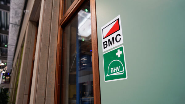 algemeen beeld BHV sticker op een deur op school