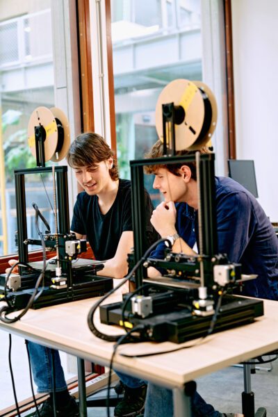 Studenten engineering werken met 3d-printers
