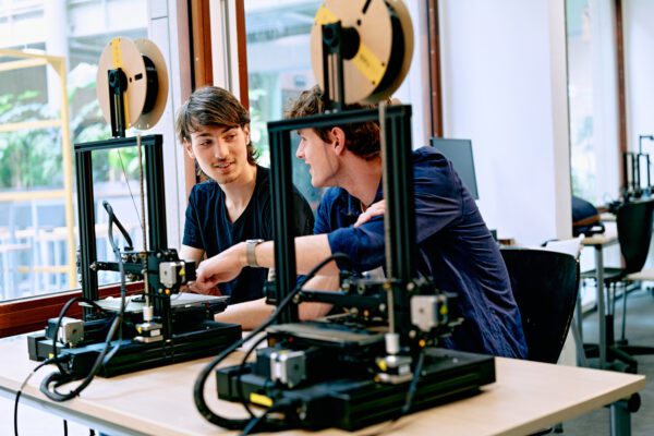 mbo studenten engineering werken samen met de 3d-printers