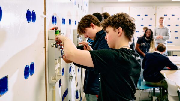 mbo studenten engineering werken met bedrading in het praktijklokaal