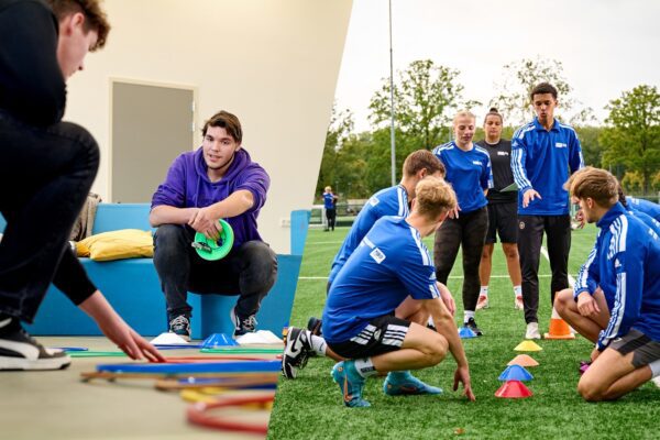 Studenten pedagogiek en studenten sport oefenen tijdens praktijklessen