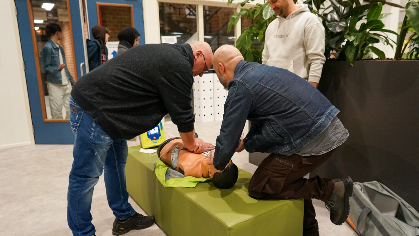 Zorgdocenten geven en demonstratie reanimeren op Open Dag