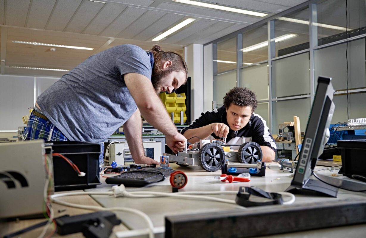 mbo-studenten technicus engineering werken aan machine
