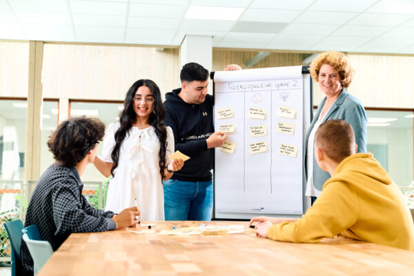 MBO-studenten ICT werken samen tijdens scrum project
