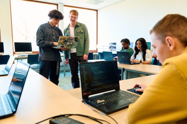 MBO student ICT werkt in een theorieles aan software