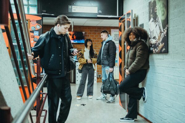 muziekstudenten staan in de schoolgang