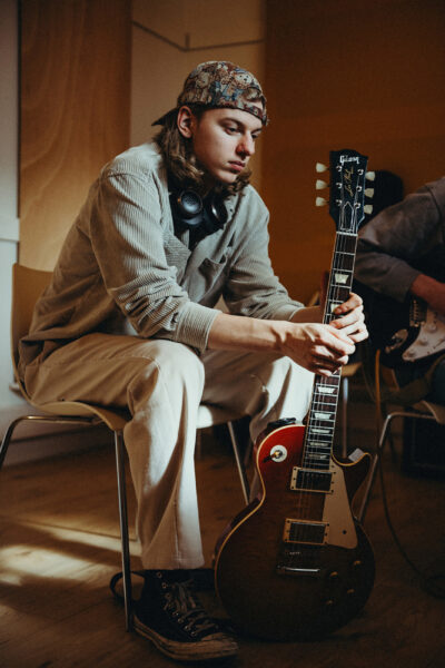 muziekstudent met gitaar
