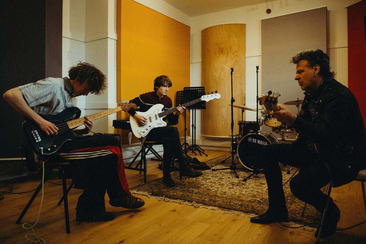 muziekstudent en docent in oefenruimte