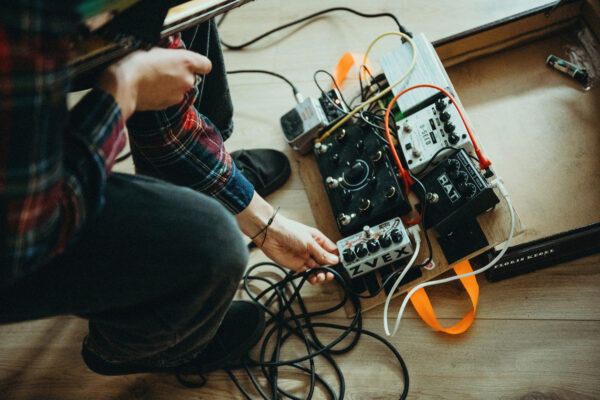 muziekstudent bedient muziek pedals