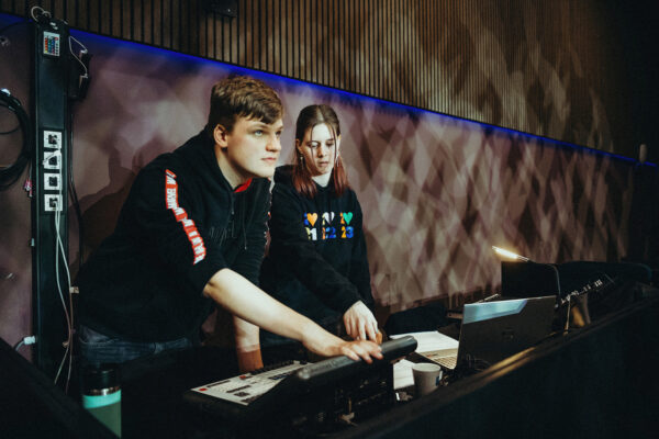 muziekstudenten regelen techniek in theater