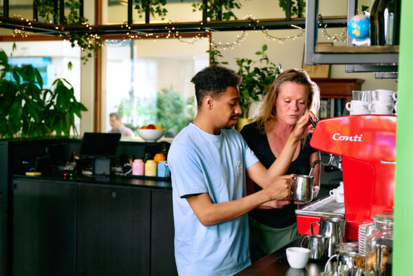 Horeca studenten krijgt instructie van een barista