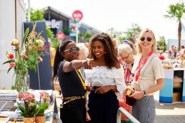 mbo-studenten Evenementenorganisatie wijzen bezoekers de weg