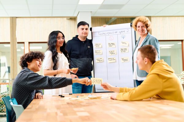 MBO-studenten ICT werken samen tijdens scrum project