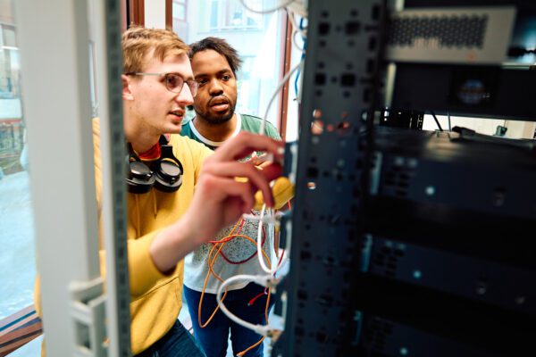 Mbo studenten ICT aan het werk tijdens praktijklessen in een serverruimte