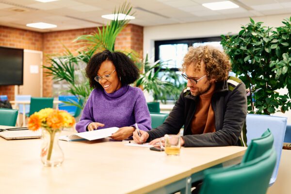 Mbo-student marketing krijgt uitleg van haar docent
