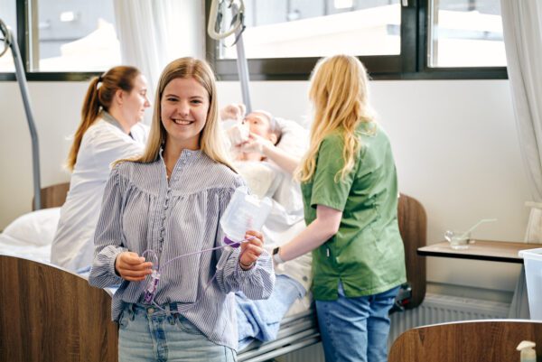 mbo-studenten zorg en welzijn oefenen in praktijk lokaal