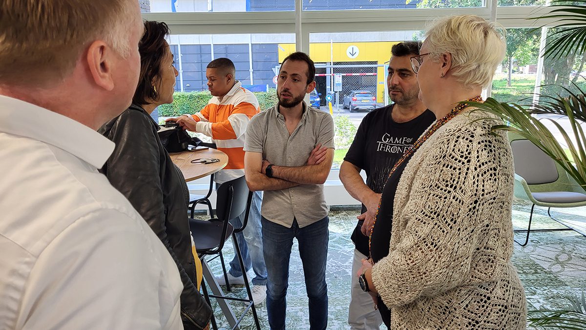 Studenten Hosen en Firas in gesprek met het College van Bestuur tijdens het persmoment afgelopen maandag