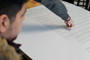 Studenten bestuderen de stembiljet