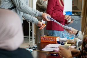 Stembiljet wordt overhandigd