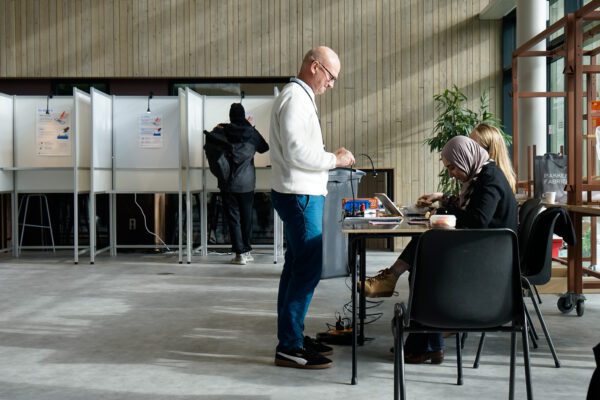 Medewerker MBO Utrecht bezoekt stembureau