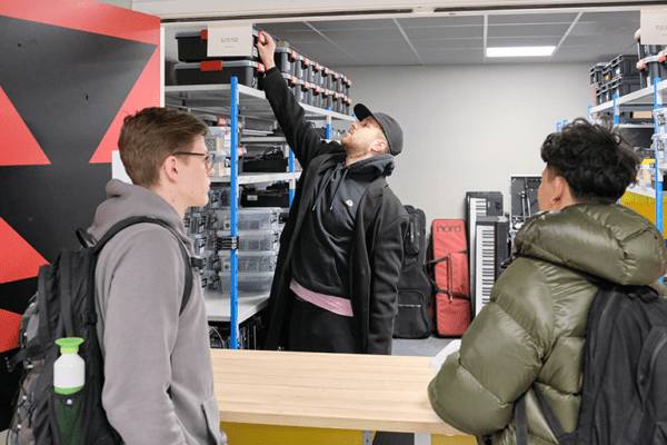 HBA-studenten bij de uitleenbalie