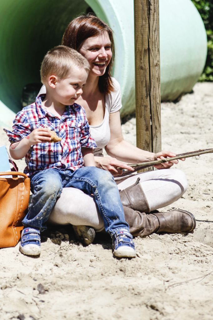 Kind speelt in het zand op een antroposofisch kinderdagverblijf